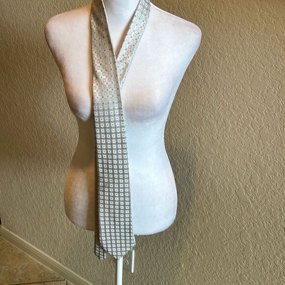 Donald Trump Signature Collection Men's Neck Tie Silver And Blue Square Pattern - Picture 8 of 10